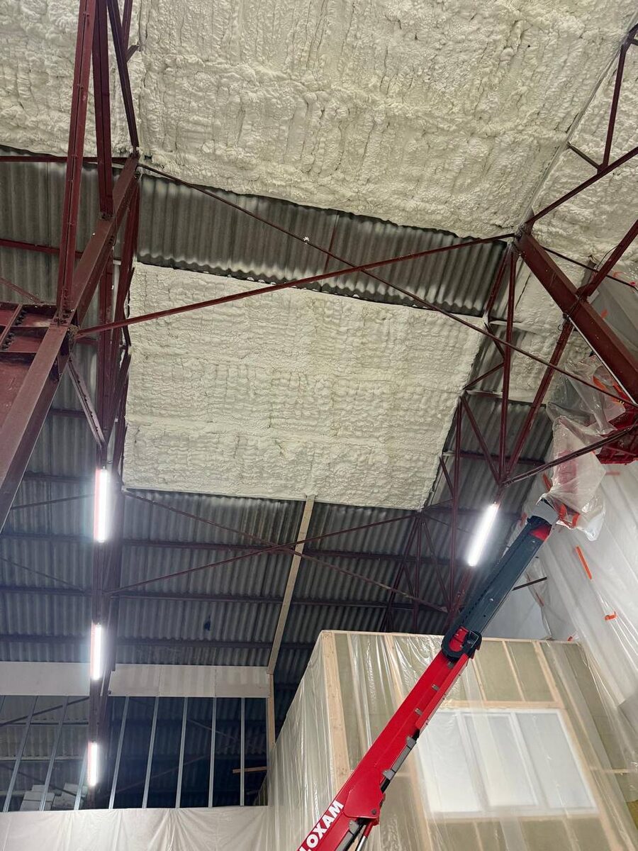 Isolation combles mousse projetée - chantier Ovalpro